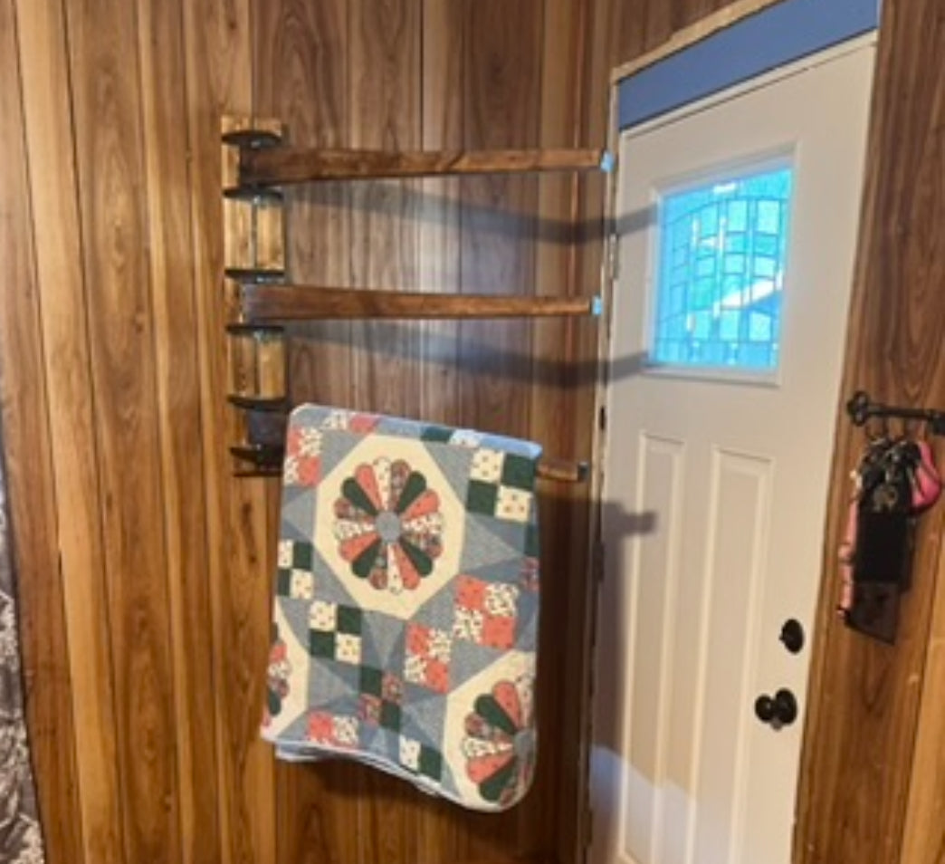 Quilt rack with 3 swinging Arms