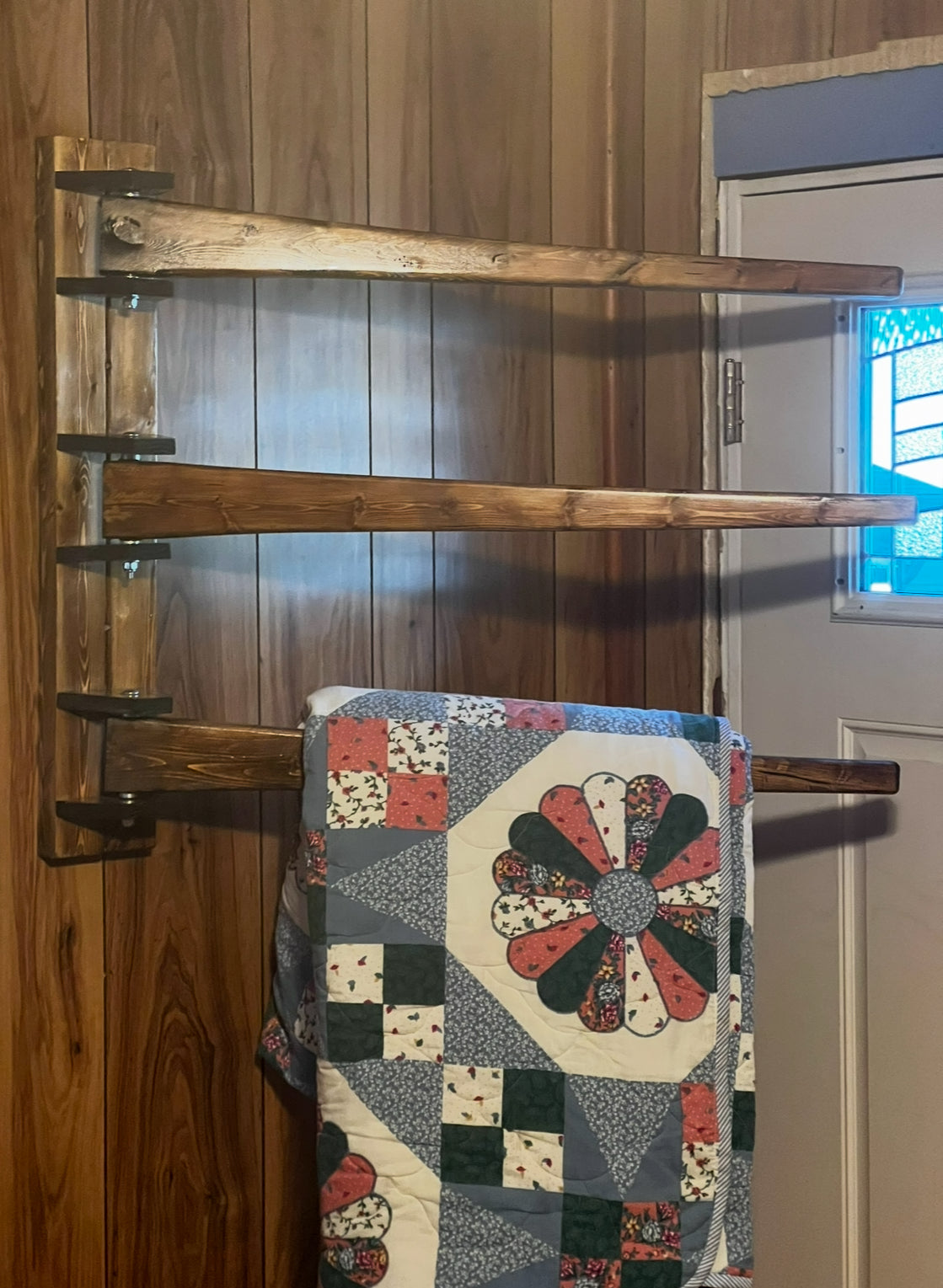 Quilt rack with 3 swinging Arms